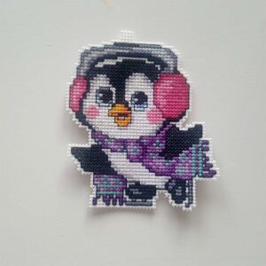 julpynt - plastic canvas skridskopingvin