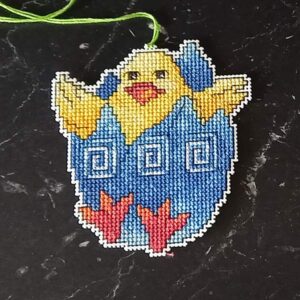 påskpynt - Plastic canvas- kyckling i blått skal