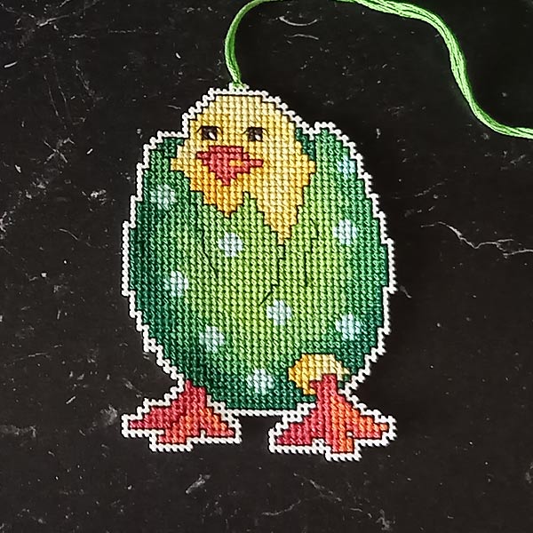 påskpynt - plastic canvas kyckling i grönt skal