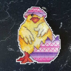 påskpynt - plastic canvas kyckling i rosa ägg