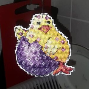 påskpynt - kyckling i lila ägg i plastic canvas