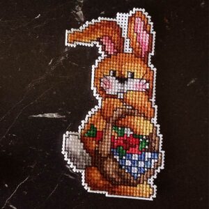 påskpynt - plastic canvas kanin med korg