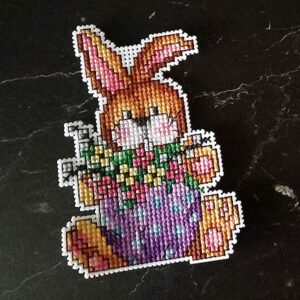 påskpynt - plastic canvas kanin med påskägg