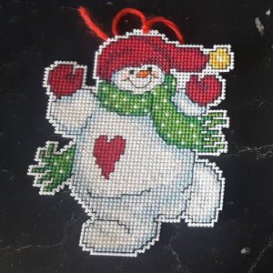 julpynt - Plastic Canvas snögubbe med hjärta