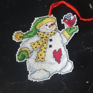 julpynt - plastic canvas snögubbe med hjärta och fågel