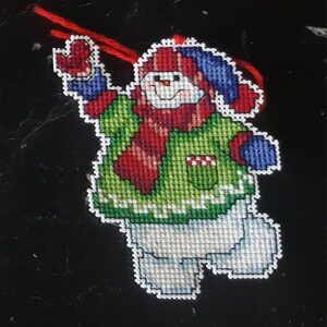 julpynt - plastic canvas snögubbe med fågel