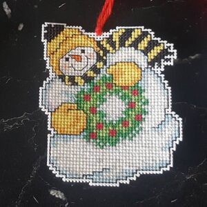 Julpynt - Plastic Canvas Snögubbe med krans