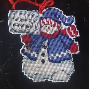 Julpynt - Plastic Canvas snögubbe med skylt "I love snow"