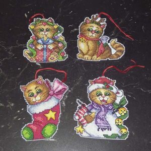 fyra broderade katter med julmotiv