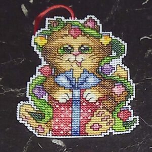 broderad katt med julklapp
