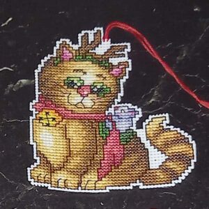 brorderad katt med renhorn